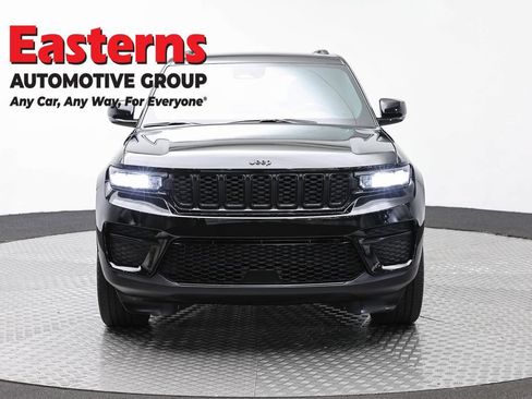 Used 2024 Jeep Grand Cherokee Altitude AWD/4WD image 2