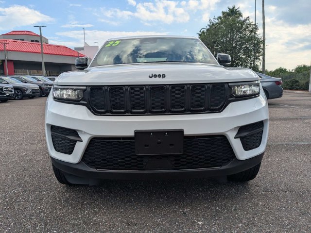 Used 2025 Jeep Grand Cherokee Altitude AWD/4WD image 9