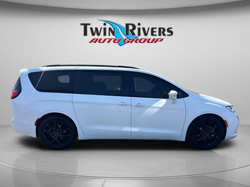 Used 2021 Chrysler Pacifica Touring-L w/ Uconnect Theater Family Group FWD image 5
