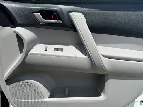 Used 2012 Toyota Highlander FWD w/ Tech Pkg image 21