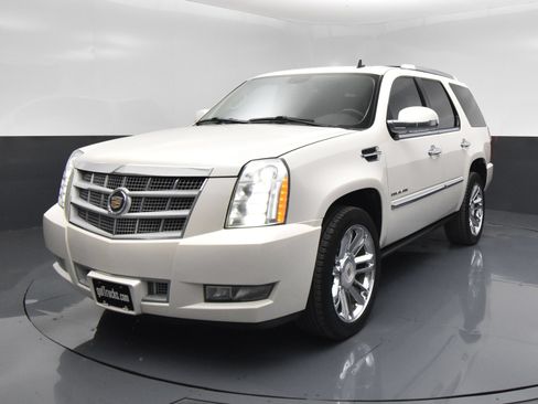 Used 2014 Cadillac Escalade Platinum RWD image 2