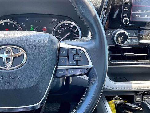 Used 2021 Toyota Highlander XLE FWD image 19