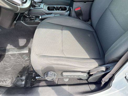 Used 2022 Jeep Gladiator Willys image 11