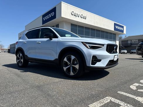 Used 2026 Volvo XC40 B5 Plus AWD/4WD image 2
