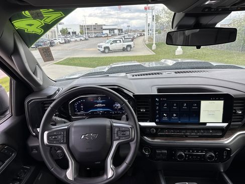 Used 2024 Chevrolet Silverado 1500 LT Trail Boss w/ Convenience Package II AWD/4WD image 16