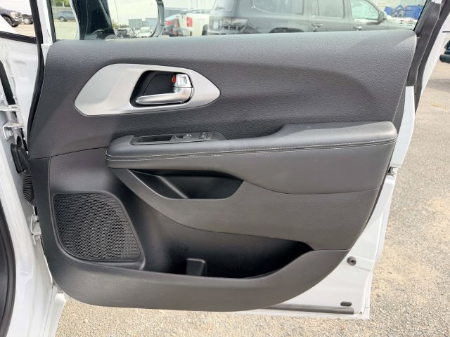 Used 2025 Chrysler Pacifica Limited FWD image 8