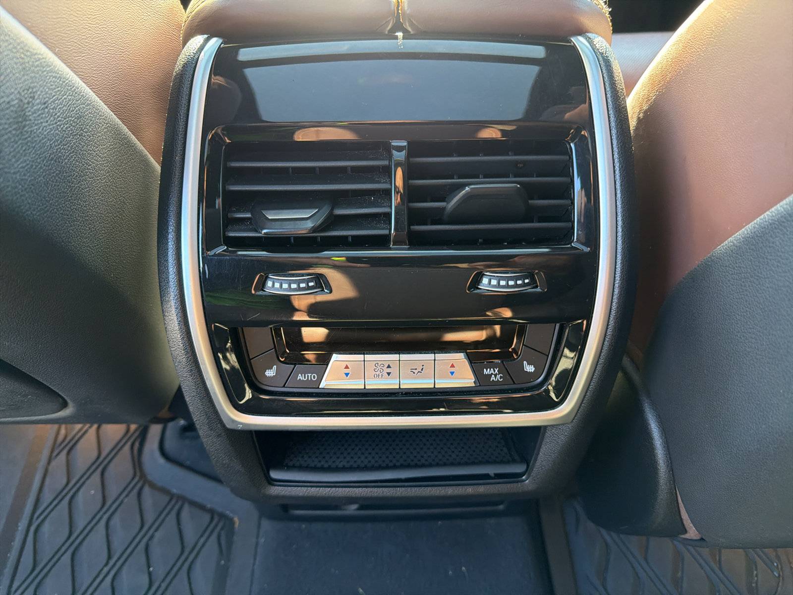 Used 2022 BMW X7 xDrive40i w/ M Sport Package AWD/4WD image 18