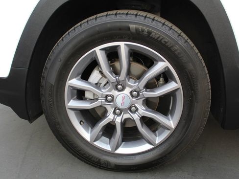 Used 2024 GMC Terrain SLT image 39