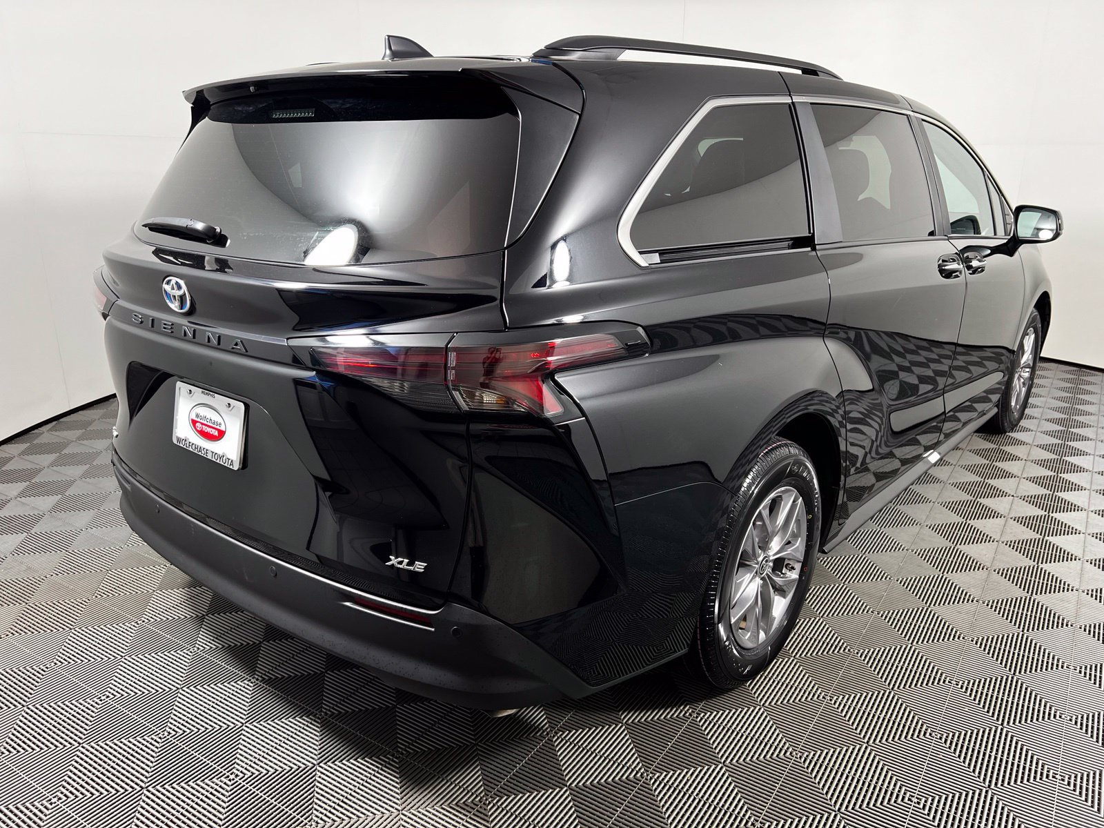 Certified 2025 Toyota Sienna XLE FWD image 5