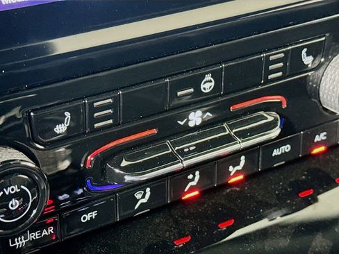 Used 2024 Jeep Grand Cherokee Limited w/ Black Appearance Package image 20