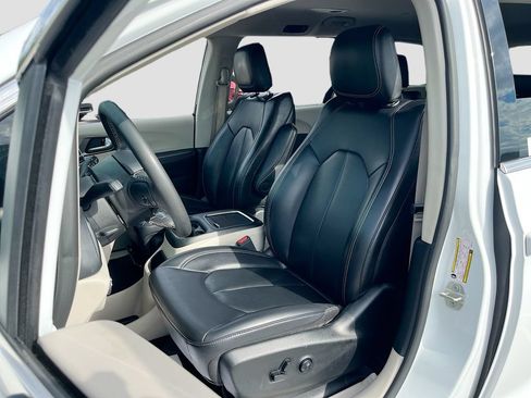 Certified 2023 Chrysler Pacifica Touring-L FWD image 20