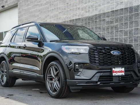 Used 2025 Ford Explorer ST-Line w/ ST-Line Street Pack AWD/4WD image 2