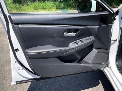 Used 2024 Nissan Sentra SV FWD image 9