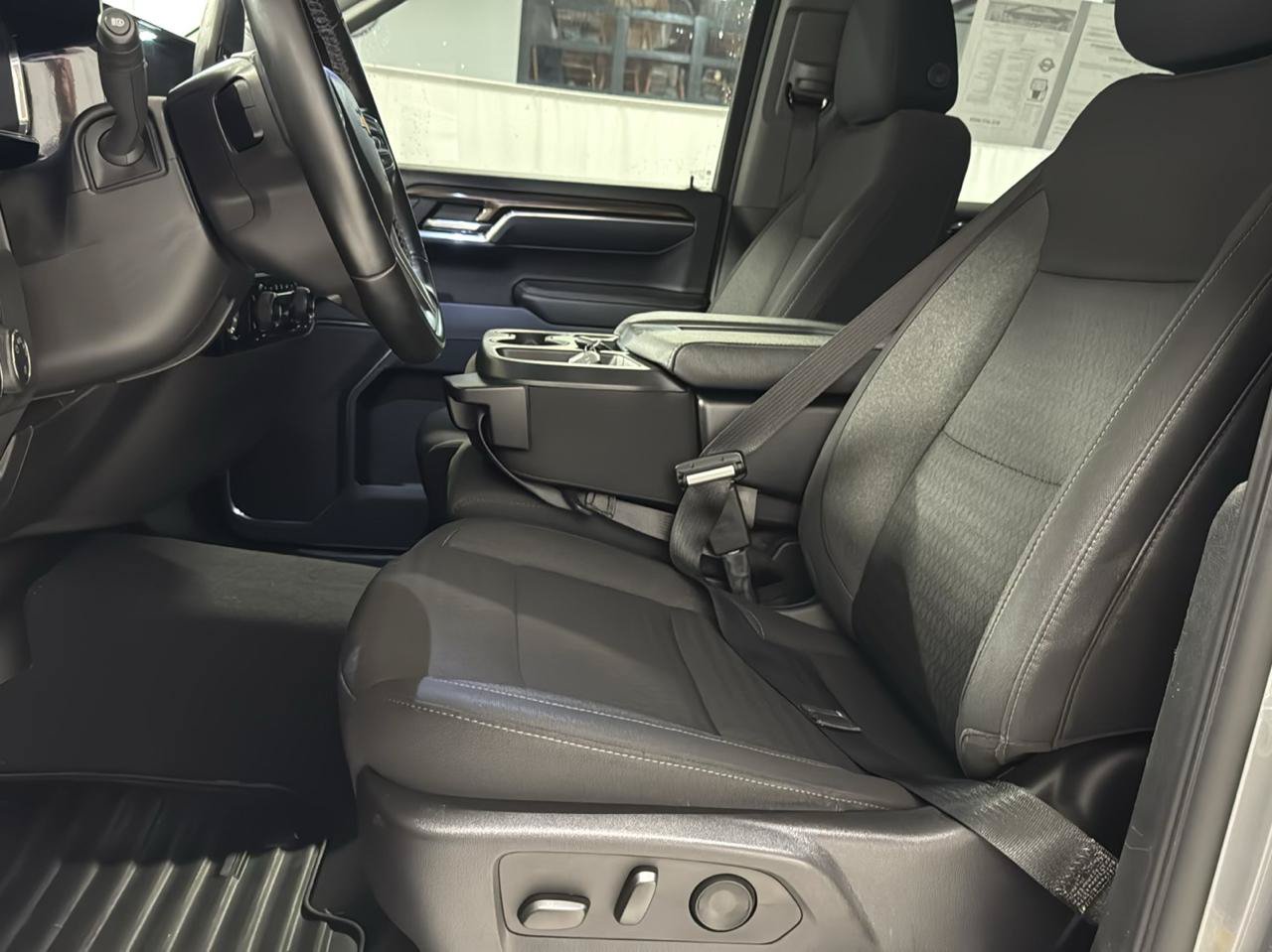 Used 2023 Chevrolet Silverado 1500 LT AWD/4WD image 21