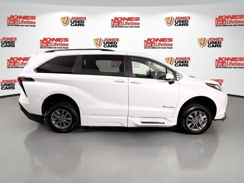 Used 2023 Toyota Sienna XLE w/ XLE Plus Package FWD image 17