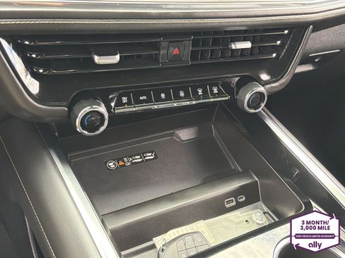 Used 2025 Chevrolet Tahoe Premier AWD/4WD image 23