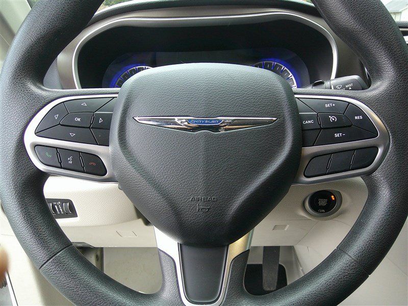 Used 2018 Chrysler Pacifica Touring Plus FWD image 11