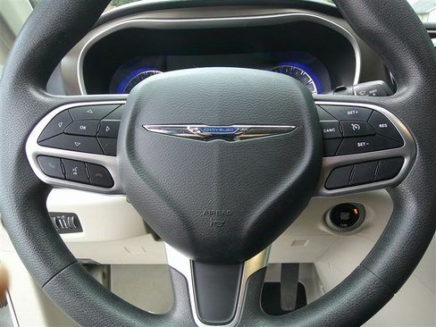 Used 2018 Chrysler Pacifica Touring Plus FWD image 11