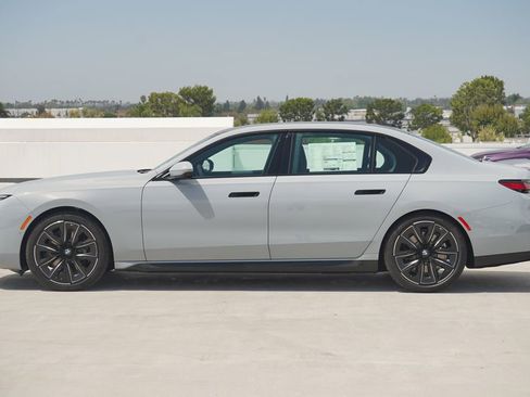 Used 2025 BMW 740i w/ Premium Package RWD image 4