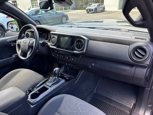 Used 2018 Toyota Tacoma TRD Sport AWD/4WD image 19
