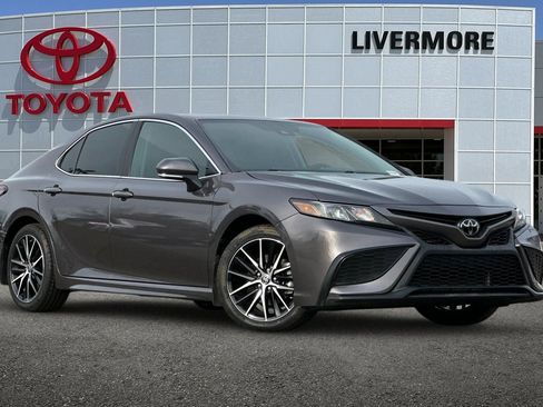 Used 2024 Toyota Camry SE image 2