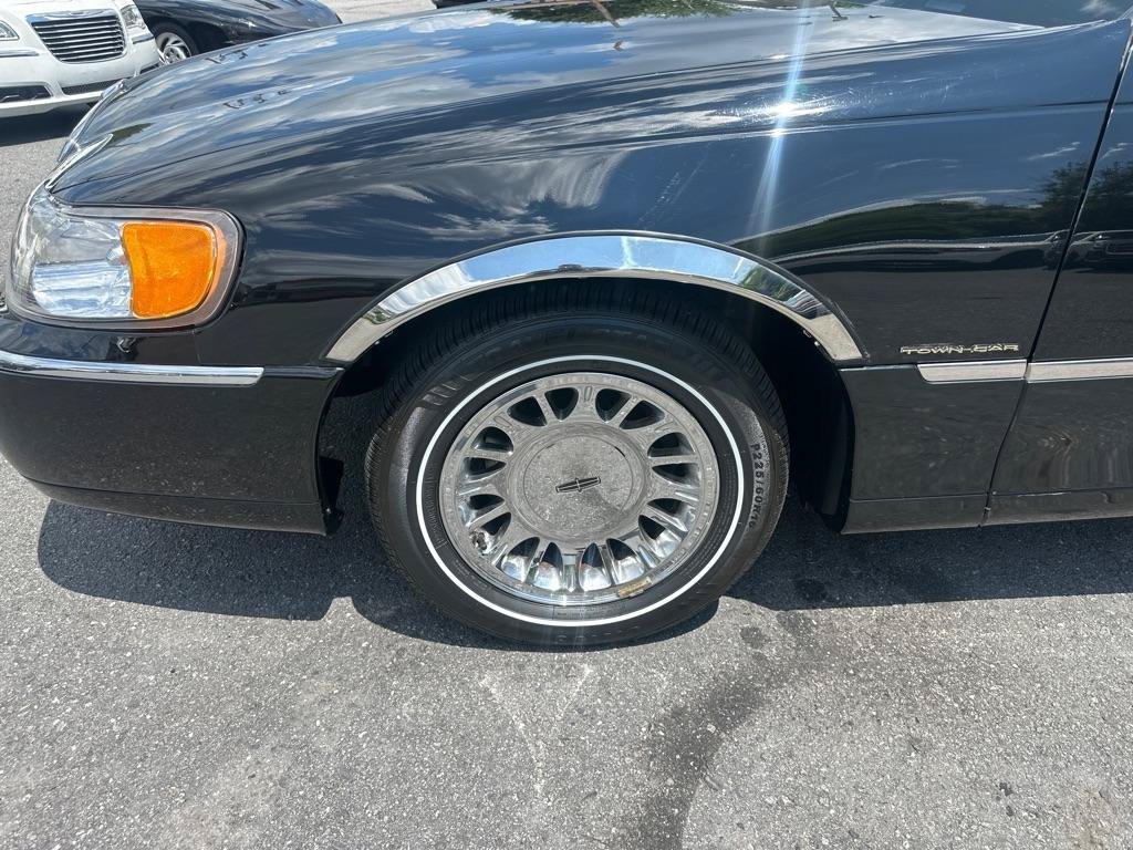 Used 2002 Lincoln Town Car Cartier RWD image 12