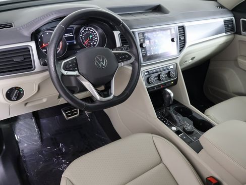 Used 2021 Volkswagen Atlas SE w/ Panoramic Sunroof Package image 2
