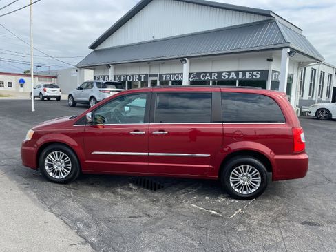 Used 2013 Chrysler Town & Country Touring-L w/ Driver Convenience Group FWD image 8