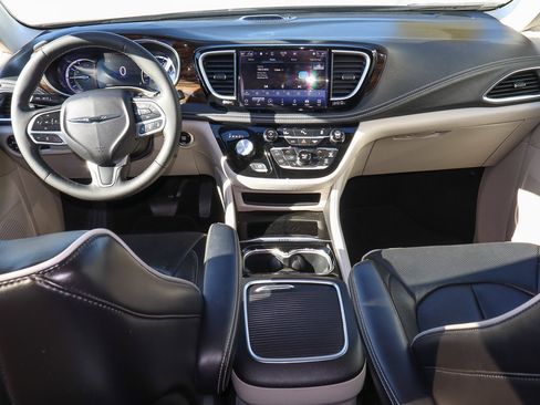 Used 2023 Chrysler Pacifica Limited image 11