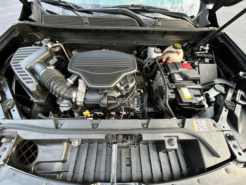 Used 2022 GMC Acadia AT4 w/ Technology Package AWD/4WD image 17
