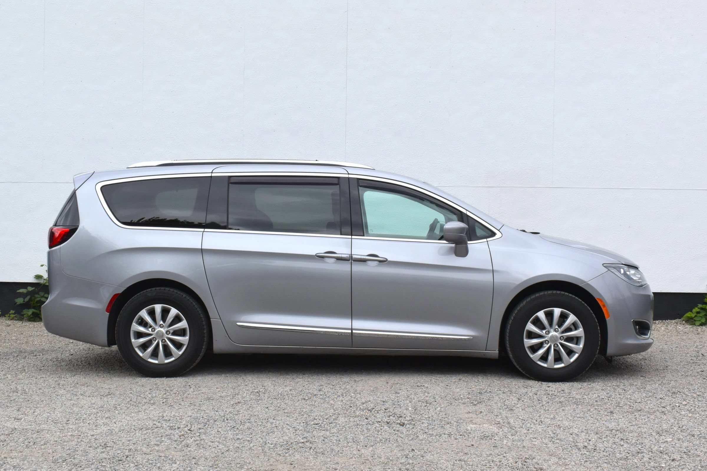 Used 2018 Chrysler Pacifica Touring-L FWD image 42