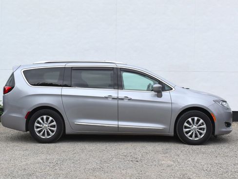 Used 2018 Chrysler Pacifica Touring-L FWD image 42