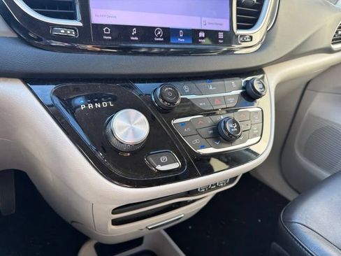 Used 2022 Chrysler Pacifica Touring-L FWD image 25
