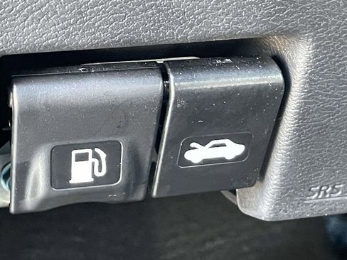 Used 2025 Nissan Versa SV w/ Trunk Package image 17