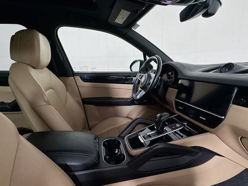 Used 2023 Porsche Cayenne AWD/4WD image 47