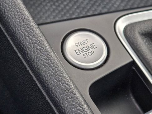 Used 2025 Volkswagen Jetta SE FWD image 18
