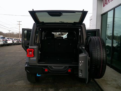 Used 2023 Jeep Wrangler Unlimited Sahara w/ Cold Weather Group AWD/4WD image 7