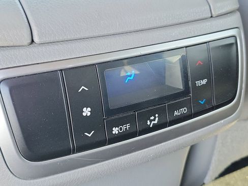 Used 2018 Toyota Highlander Plus w/ Carpet Mat Package (TMS) FWD image 12