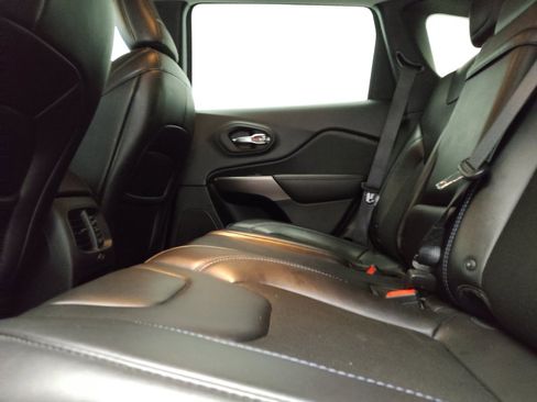 Used 2019 Jeep Cherokee Latitude Plus w/ Comfort/Convenience Group FWD image 18