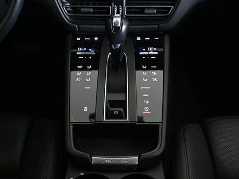 Certified 2024 Porsche Macan image 16