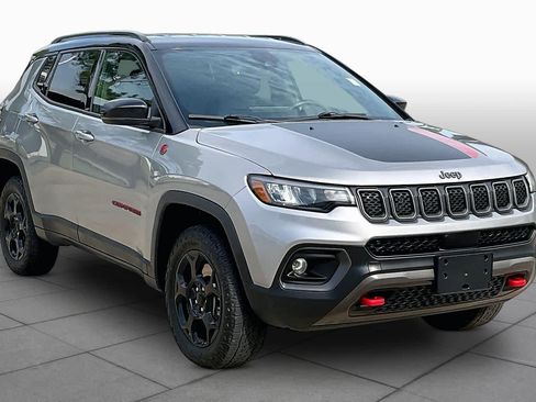 Used 2023 Jeep Compass Trailhawk w/ Trailhawk Convenience Group AWD/4WD image 3
