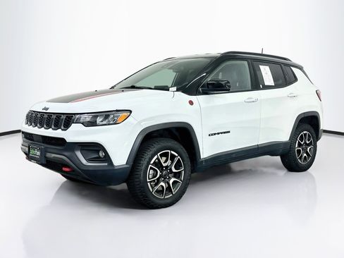 Used 2025 Jeep Compass Trailhawk AWD/4WD image 3