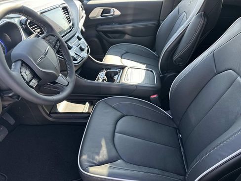 New 2026 Chrysler Pacifica Limited w/ S Appearance Package FWD image 15
