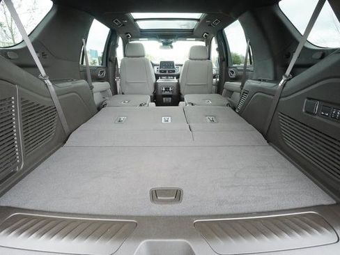 Used 2024 GMC Yukon SLT w/ SLT Premium Package image 33