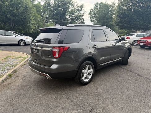 Used 2017 Ford Explorer XLT w/ Equipment Group 202A AWD/4WD image 7