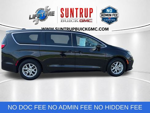 Used 2023 Chrysler Pacifica Touring-L FWD image 7