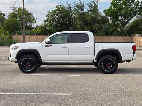 Used 2019 Toyota Tacoma TRD Off-Road w/ Technology Package image 6