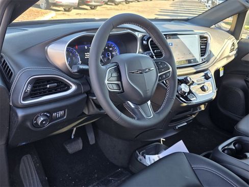 New 2026 Chrysler Pacifica Select image 7