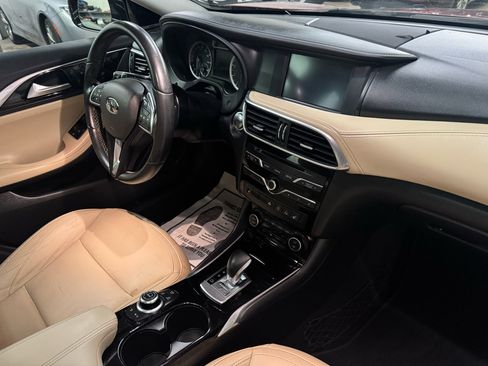 Used 2018 INFINITI QX30 Premium w/ Navigation Package image 4