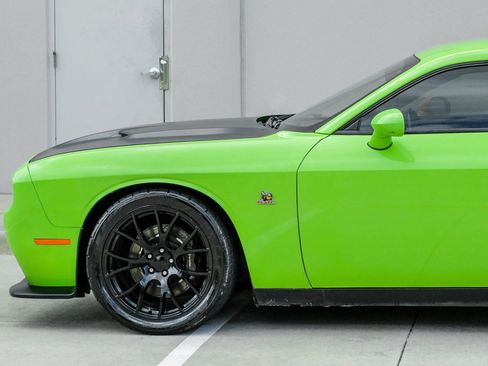 Used 2015 Dodge Challenger R/T Scat Pack w/ Scat Pack Appearance Package RWD image 17